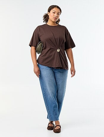 T-shirt drapé avec bijou doré façon broche