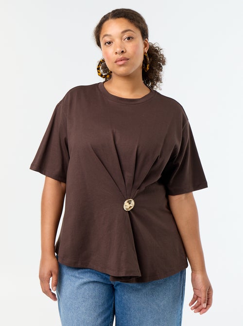 T-shirt drapé avec bijou doré façon broche - Kiabi
