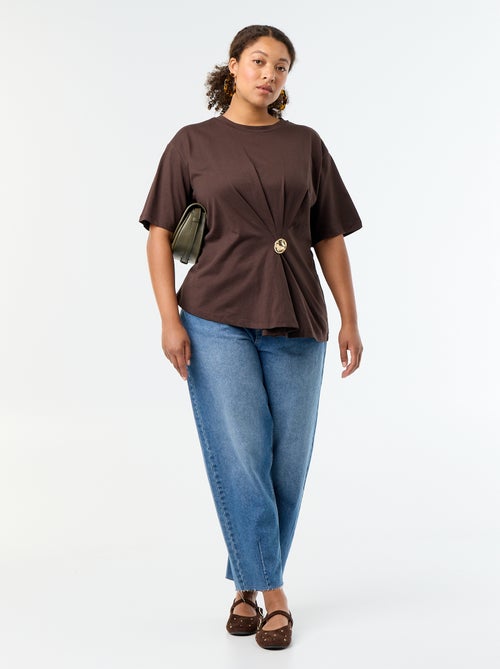 T-shirt drapé avec bijou doré façon broche - Kiabi