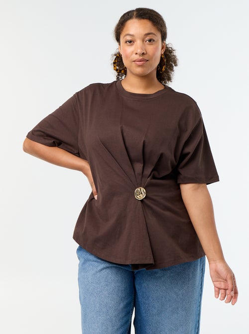 T-shirt drapé avec bijou doré façon broche - Kiabi