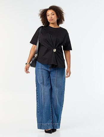 T-shirt drapé avec bijou doré façon broche