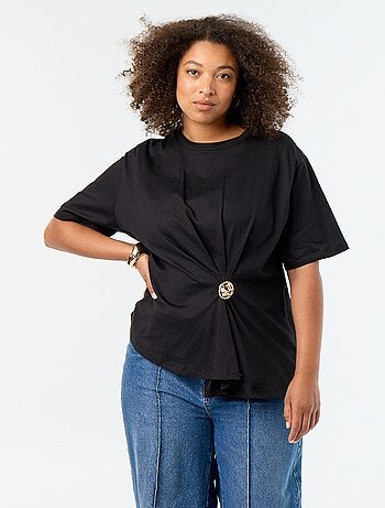 T-shirt drapé avec bijou doré façon broche
