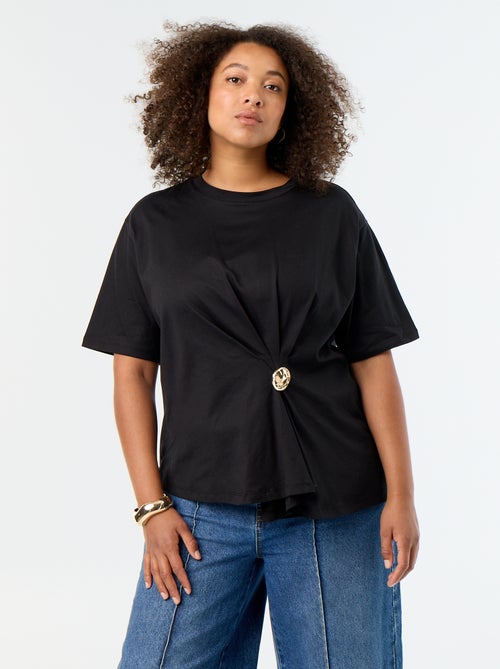 T-shirt drapé avec bijou doré façon broche - Kiabi
