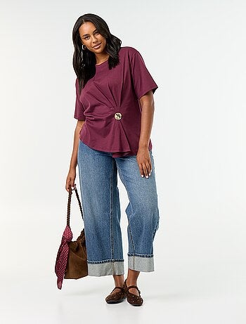 T-shirt drapé avec bijou doré façon broche