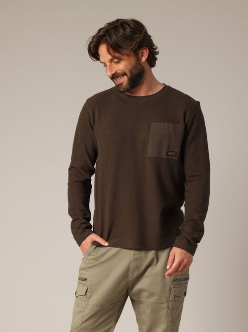 T-shirt en 100% coton à manches longues avec poche poitrine contrastante. 'Deeluxe' - Kiabi