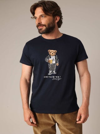T-shirt en 100% coton avec imprimé ours décalé et message « Here for the Bear ».
 'Deeluxe'
