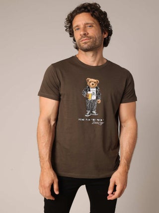 T-shirt en 100% coton avec imprimé ours décalé et message « Here for the Bear ».
 'Deeluxe'