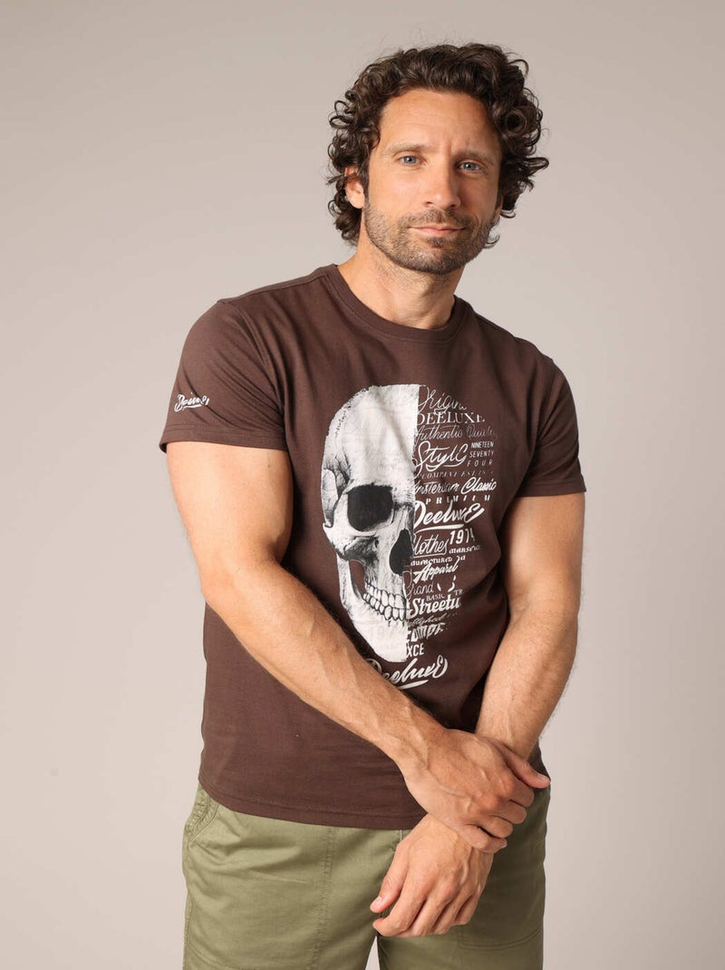 T-shirt en 100% coton avec imprimé tête de mort et typographies contrastées  'Deeluxe' Marron foncé - Kiabi