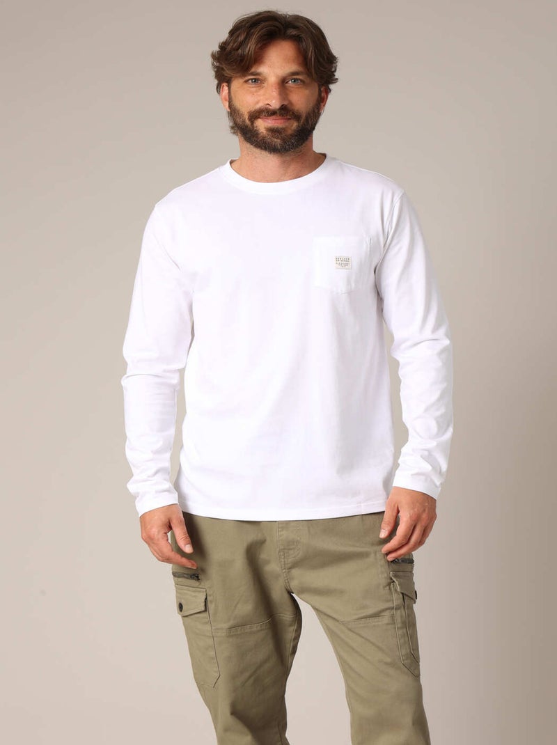 T-shirt en 100% coton BCI avec poche plaquée sur la poitrine et étiquette brodée. 'Deeluxe' Blanc - Kiabi