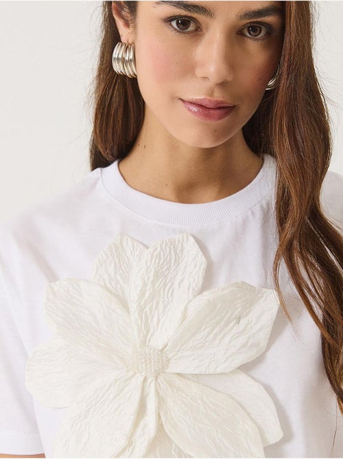 T-shirt en coton à manches courtes avec accessoire floral lucci - Kiabi T-shirt en coton à manches courtes avec accessoire floral lucci - Kiabi