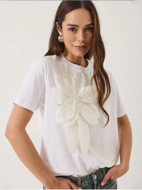 T-shirt en coton à manches courtes avec accessoire floral lucci - Kiabi T-shirt en coton à manches courtes avec accessoire floral lucci - Kiabi