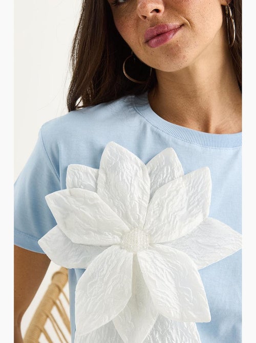 T-shirt en coton à manches courtes avec accessoire floral lucci - Kiabi T-shirt en coton à manches courtes avec accessoire floral lucci - Kiabi