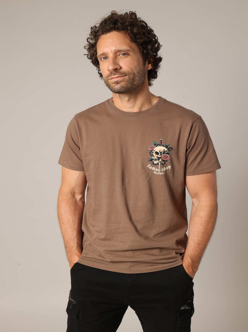 T-shirt en coton avec imprimé "Tattoo Shop" au dos et motif skull à l’avant. 'Deeluxe' Marron chocolat - Kiabi