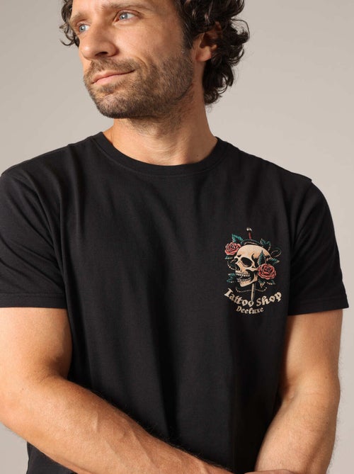 T-shirt en coton avec imprimé « Tattoo Shop » au dos et motif tête de mort sur le devant
 'Deeluxe' - Kiabi