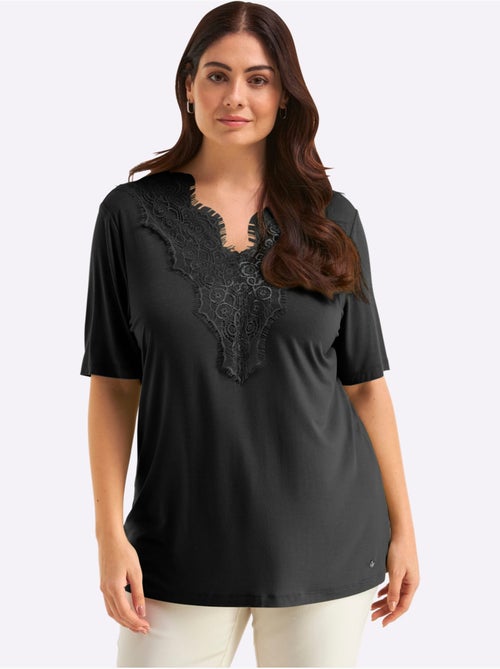 T-shirt En Dentelle Col V Devant Et Au Dos - Taille Standard - Sheego - Kiabi T-shirt En Dentelle Col V Devant Et Au Dos - Taille Standard - Sheego - Kiabi