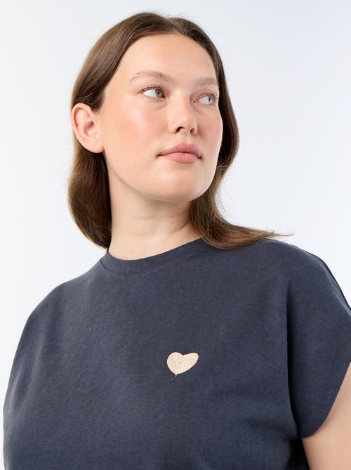 T-shirt en jersey sans manches avec petite broderie poitrine - Kiabi