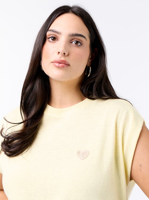 T-shirt en jersey sans manches avec petite broderie poitrine - Kiabi