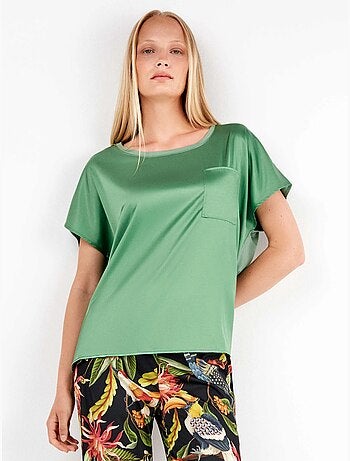 T-shirt en tissu satiné en tons framboise ou vert émeraude