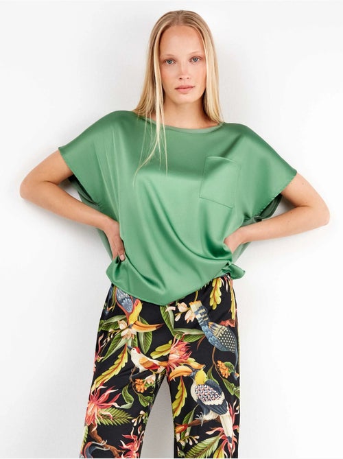 T-shirt en tissu satiné en tons framboise ou vert émeraude - Kiabi T-shirt en tissu satiné en tons framboise ou vert émeraude - Kiabi