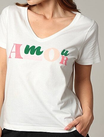 T-shirt femme col V manches courtes avec print flocké "amour" 'Deeluxe'