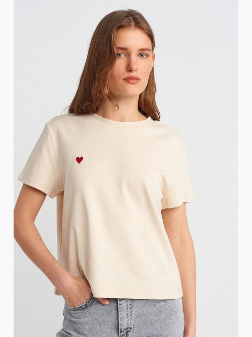 T-shirt femme en coton à col rond et broderie dilvin - Kiabi T-shirt femme en coton à col rond et broderie dilvin - Kiabi