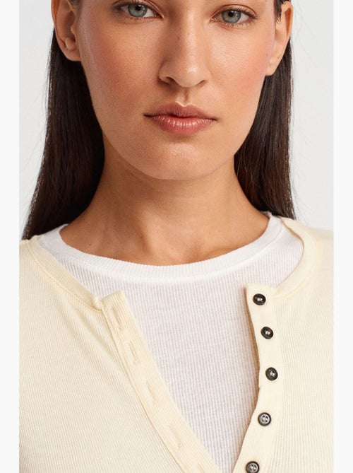 T-shirt femme en coton à col v et patte de boutonnage dilvin - Kiabi T-shirt femme en coton à col v et patte de boutonnage dilvin - Kiabi