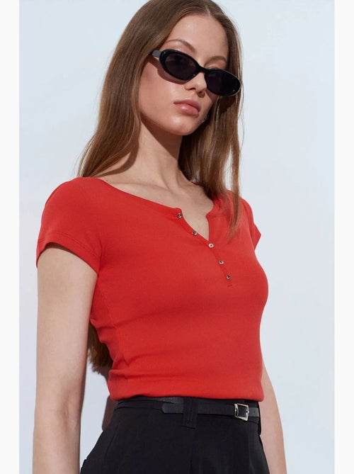 T-shirt femme en coton, coupe slim, col rond dilvin - Kiabi T-shirt femme en coton, coupe slim, col rond dilvin - Kiabi