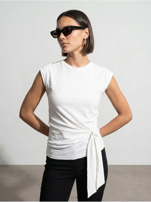 T-shirt femme en coton sans manches à col rond et lien - Kiabi T-shirt femme en coton sans manches à col rond et lien - Kiabi