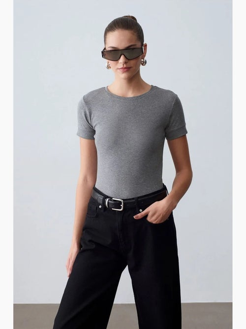 T-shirt femme slim à col rond dilvin - Kiabi T-shirt femme slim à col rond dilvin - Kiabi