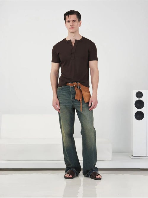 T-shirt giesto coupe ajustée, col rond, en coton, avec détails de boutons - Kiabi T-shirt giesto coupe ajustée, col rond, en coton, avec détails de boutons - Kiabi