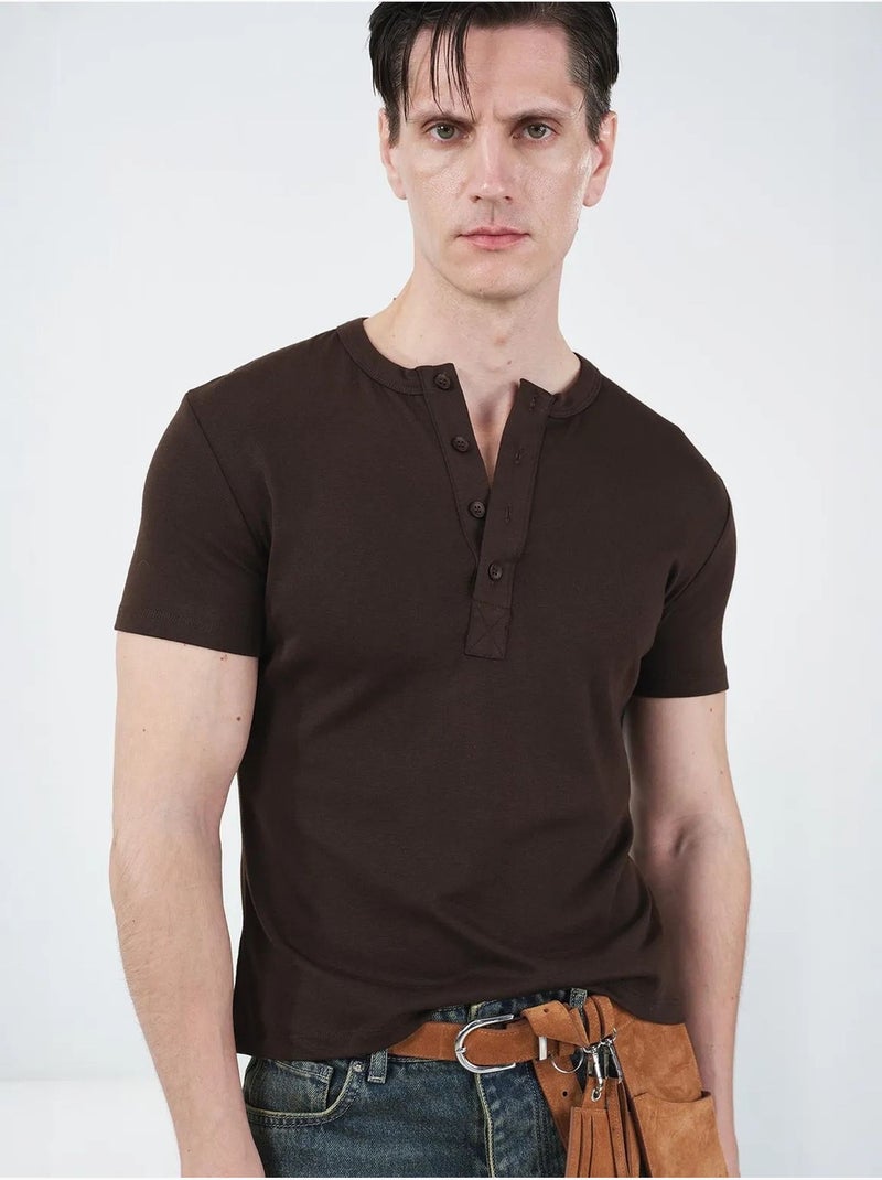 T-shirt giesto coupe ajustée, col rond, en coton, avec détails de boutons Marron - Kiabi