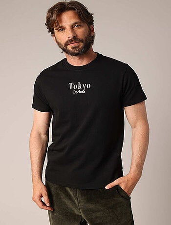 T-shirt homme 100% coton avec imprimé Tokyo sur le devant et illustration rétro au dos 'Deeluxe'