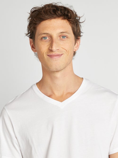 T-shirt homme uni en coton à col V - Kiabi T-shirt homme uni en coton à col V - Kiabi