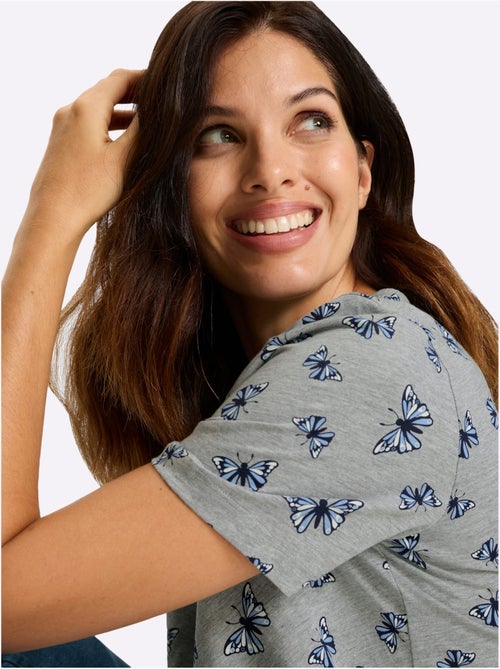 T-shirt long à encolure ronde avec imprimé papillon et petits plis - Taille standard - Moda Vilona - Kiabi T-shirt long à encolure ronde avec imprimé papillon et petits plis - Taille standard - Moda Vilona - Kiabi