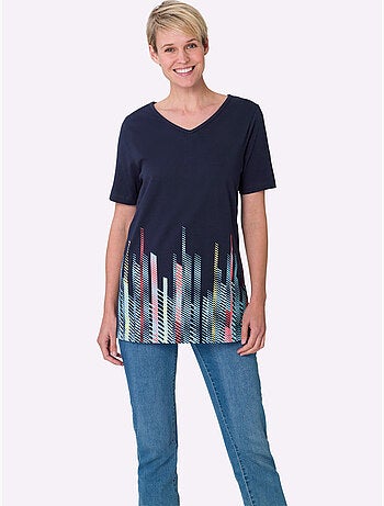 T-shirt long à encolure V avec imprimé graphique devant - Taille standard - Moda Vilona