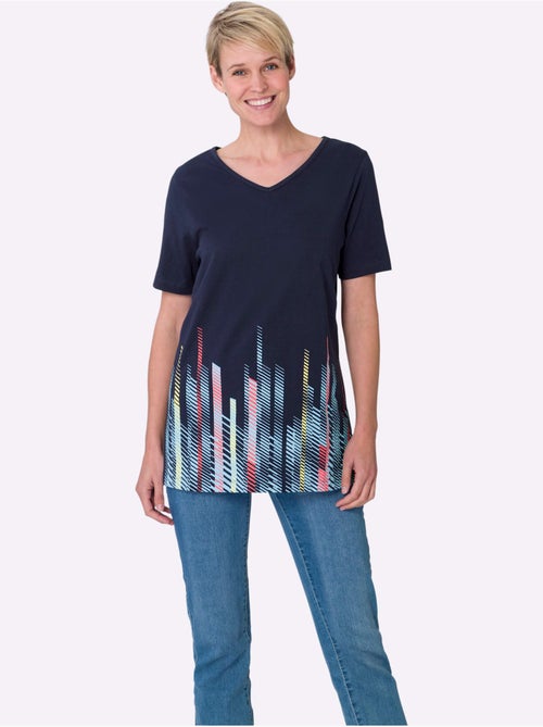 T-shirt long à encolure V avec imprimé graphique devant - Taille standard - Moda Vilona - Kiabi T-shirt long à encolure V avec imprimé graphique devant - Taille standard - Moda Vilona - Kiabi