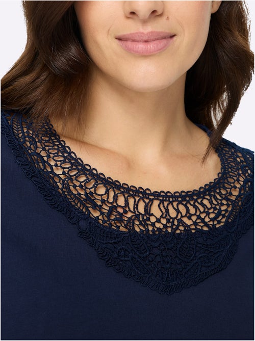 T-shirt long avec empiècement en dentelle et fentes latérales - Taille standard - Moda Vilona - Kiabi T-shirt long avec empiècement en dentelle et fentes latérales - Taille standard - Moda Vilona - Kiabi