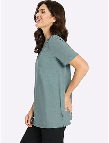 T-shirt long avec empiècement en dentelle et fentes latérales - Taille standard - Moda Vilona