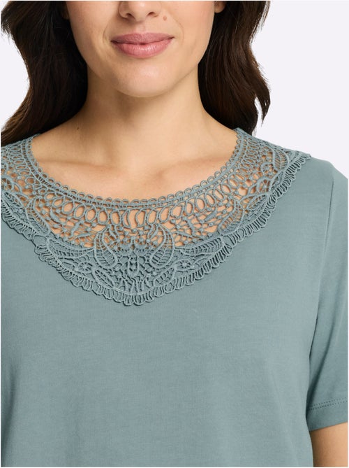 T-shirt long avec empiècement en dentelle et fentes latérales - Taille standard - Moda Vilona - Kiabi