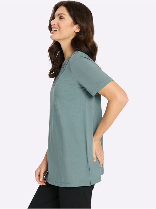 T-shirt long avec empiècement en dentelle et fentes latérales - Taille standard - Moda Vilona - Kiabi