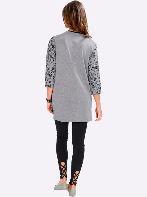 T-shirt long avec poches et motifs floraux sur les manches - taille standard - moda vilona - Kiabi T-shirt long avec poches et motifs floraux sur les manches - taille standard - moda vilona - Kiabi