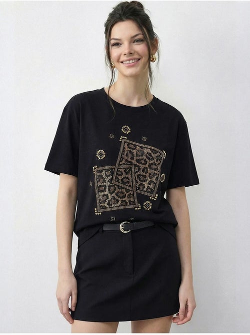 T-shirt lucci à col rond et imprimé géométrique à sequins - Kiabi T-shirt lucci à col rond et imprimé géométrique à sequins - Kiabi