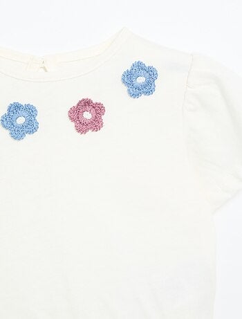 T-shirt manches courtes avec broderies et base volantée