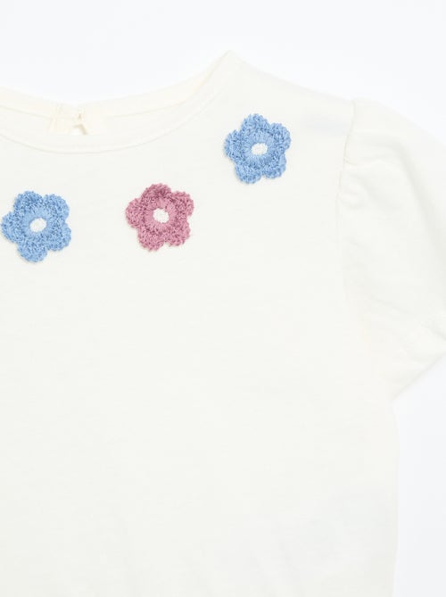 T-shirt manches courtes avec broderies et base volantée - Kiabi T-shirt manches courtes avec broderies et base volantée - Kiabi