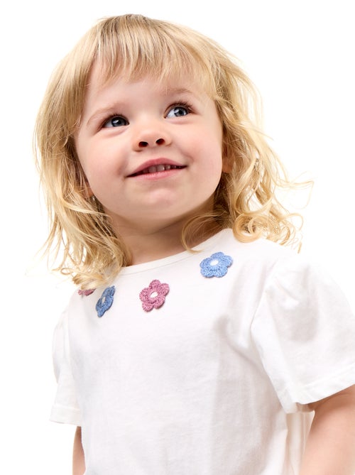 T-shirt manches courtes avec broderies et base volantée - Kiabi T-shirt manches courtes avec broderies et base volantée - Kiabi
