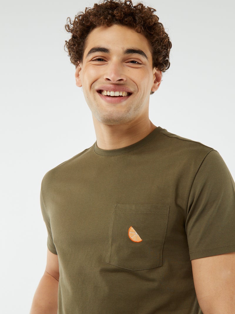 T-shirt manches courtes avec poche poitrine et broderie Kaki - Kiabi