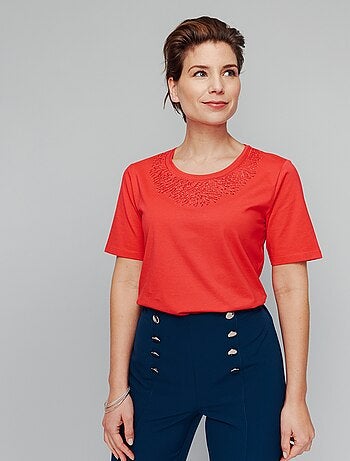 T-shirt manches courtes col brodé clouté