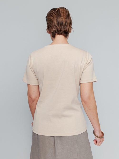T-shirt manches courtes col motif clouté - Kiabi T-shirt manches courtes col motif clouté - Kiabi