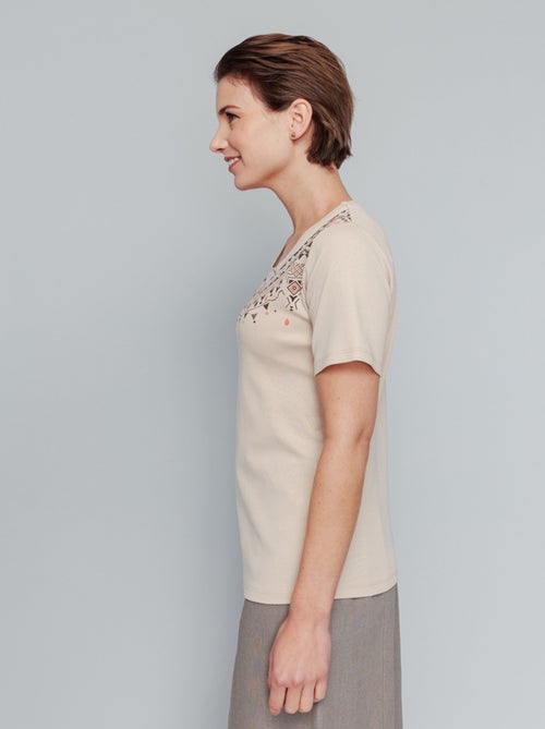 T-shirt manches courtes col motif clouté - Kiabi T-shirt manches courtes col motif clouté - Kiabi