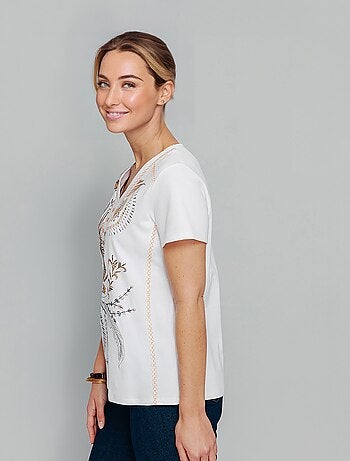 T-shirt motif floral avec broderies